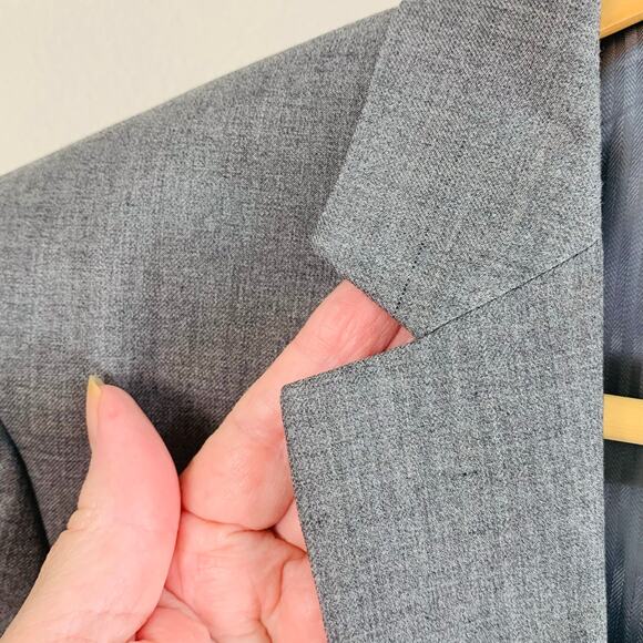 Elegant Men's Gray Suit - Picture 4 of 14